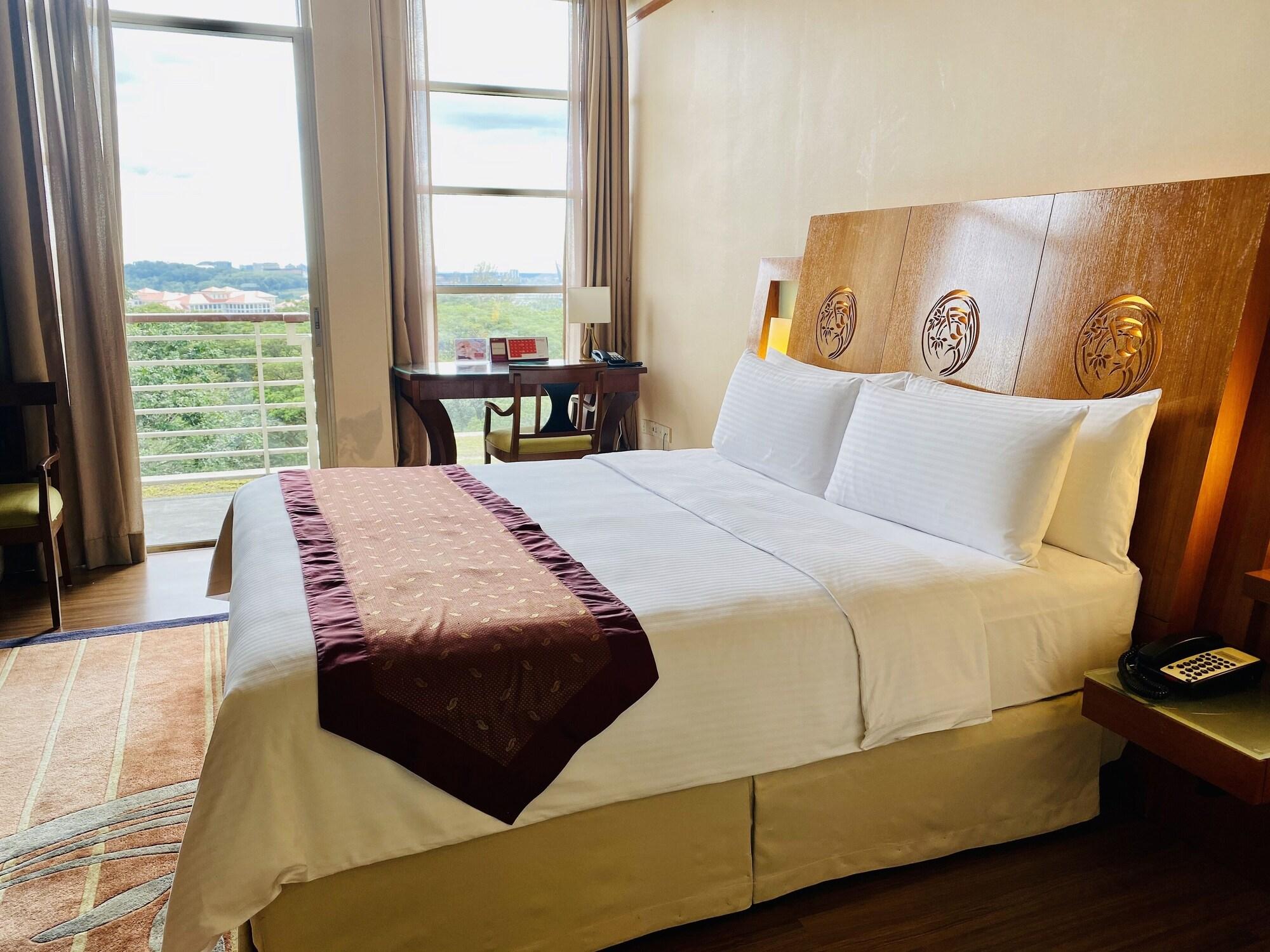 Pulse Grande Hotel Putrajaya Exterior foto A bed in a hotel room