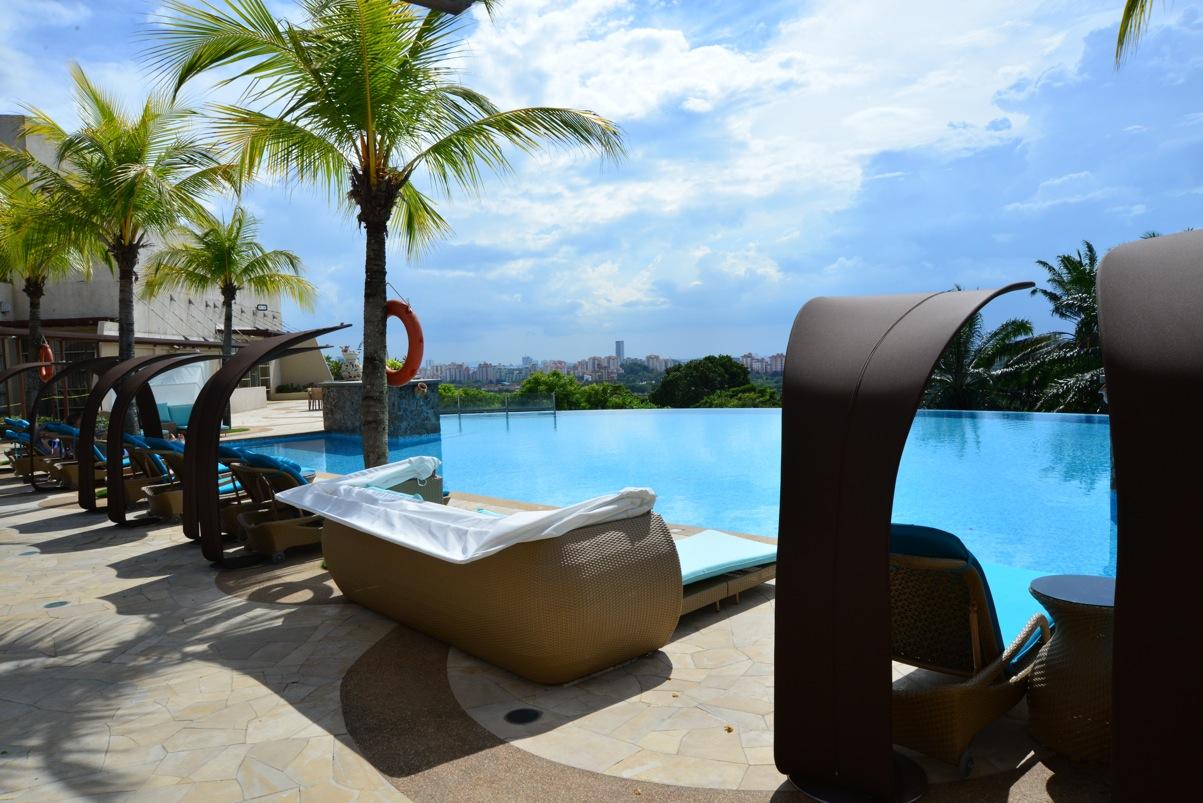 Pulse Grande Hotel Putrajaya Exterior foto The swimming pool at the hotel