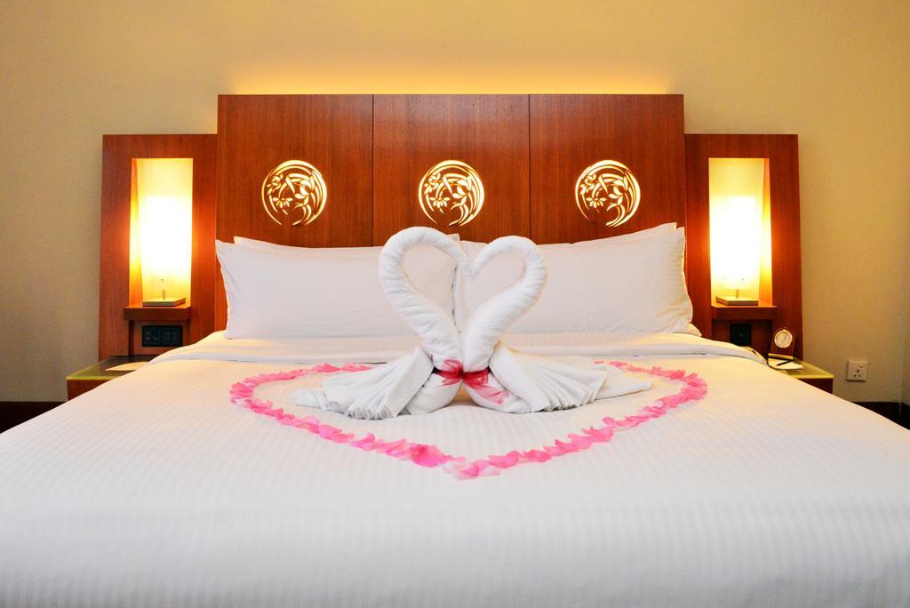 Pulse Grande Hotel Putrajaya Exterior foto A bed with a heart made of rose petals